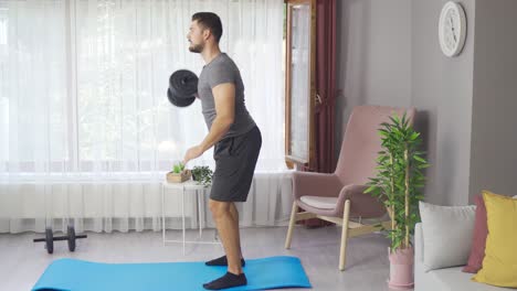 Mann-Macht-Zu-Hause-Im-Wohnzimmer-Übungen-Und-Trainiert-Muskeln-Mit-Schweren-Hantelgewichten.